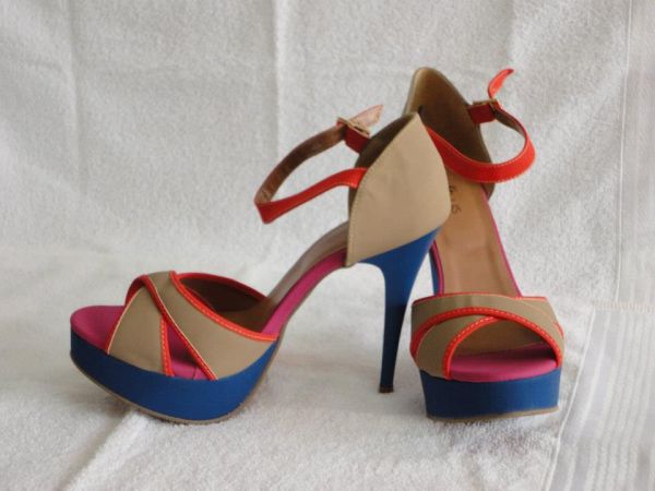 sandalia color block